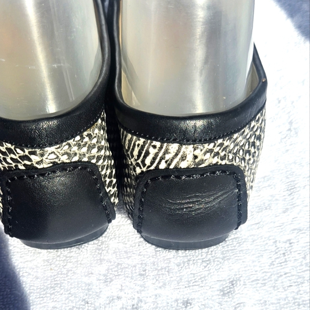 Michael Kors MK Charm Mocassin Loafer Wmn’s Sz 7m Shoes Black&White Snake Print - Picture 2 of 7